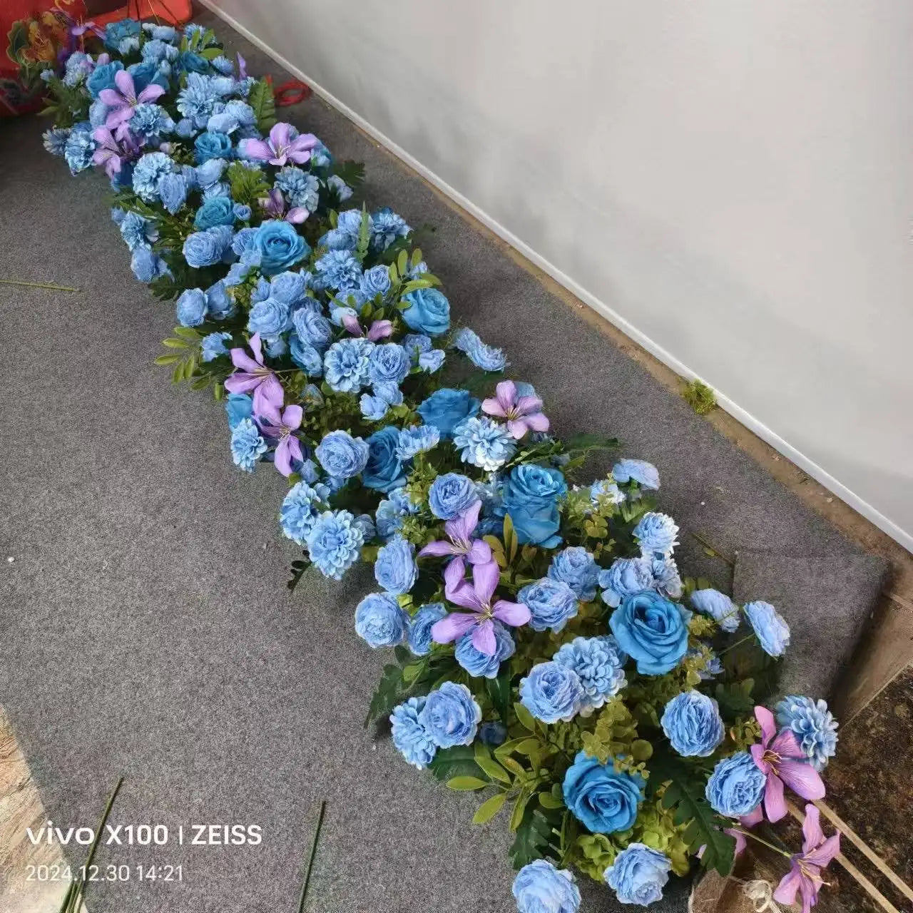 Caminho de Flores – Centro de Mesa e Decoração para Casamento e Festas