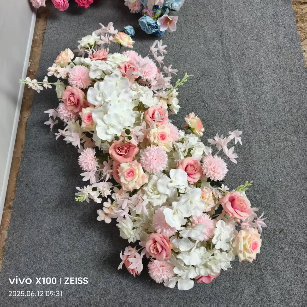 Caminho de Flores – Centro de Mesa e Decoração para Casamento e Festas