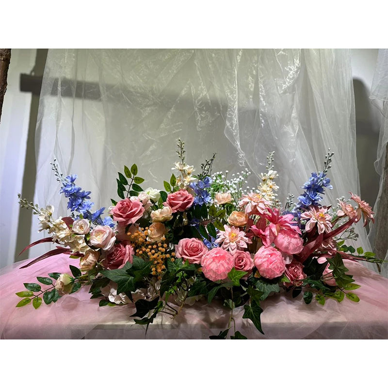 Arranjo de Rosas e Delphinium – Decoração para Casamento e Eventos